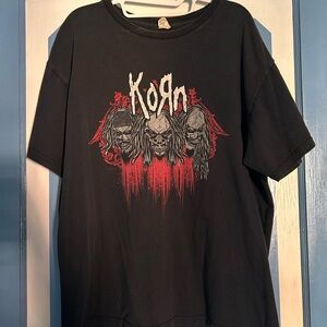 Korn Black Y2K Vintage Graphic Band Tee with Red & White Skull Design